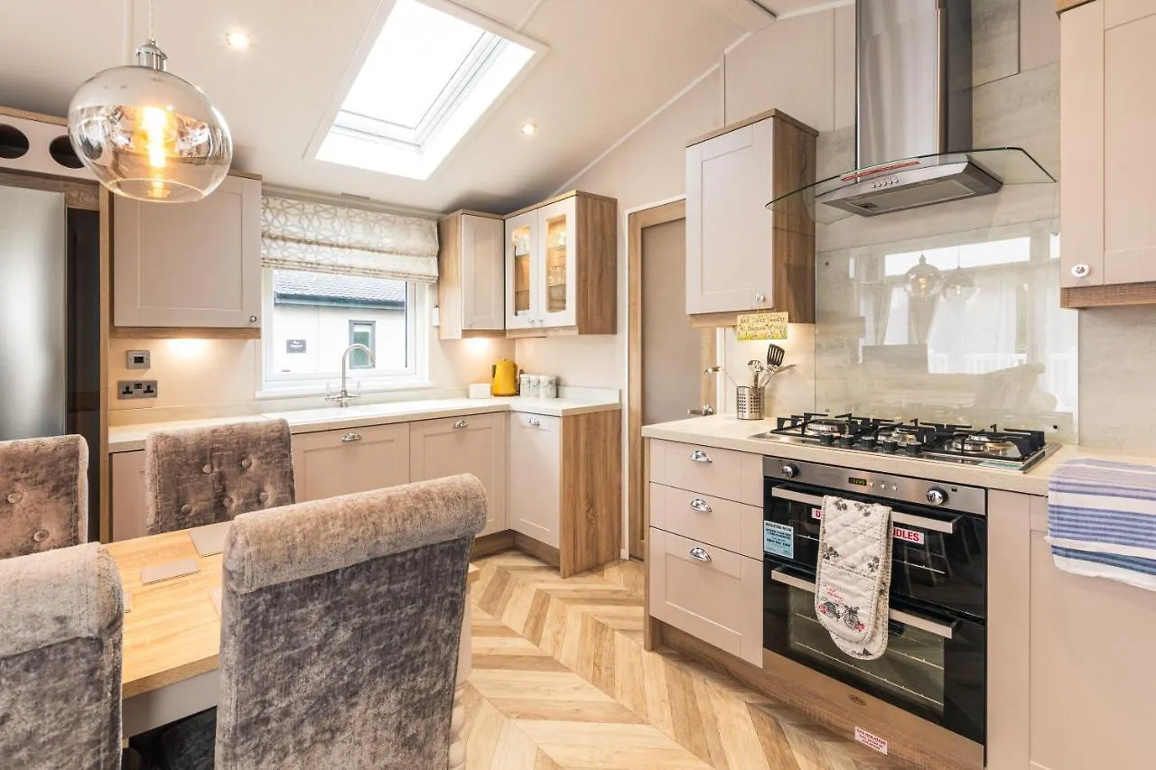 Lakeside Retreat Lodge With Hot Tub Pocklington