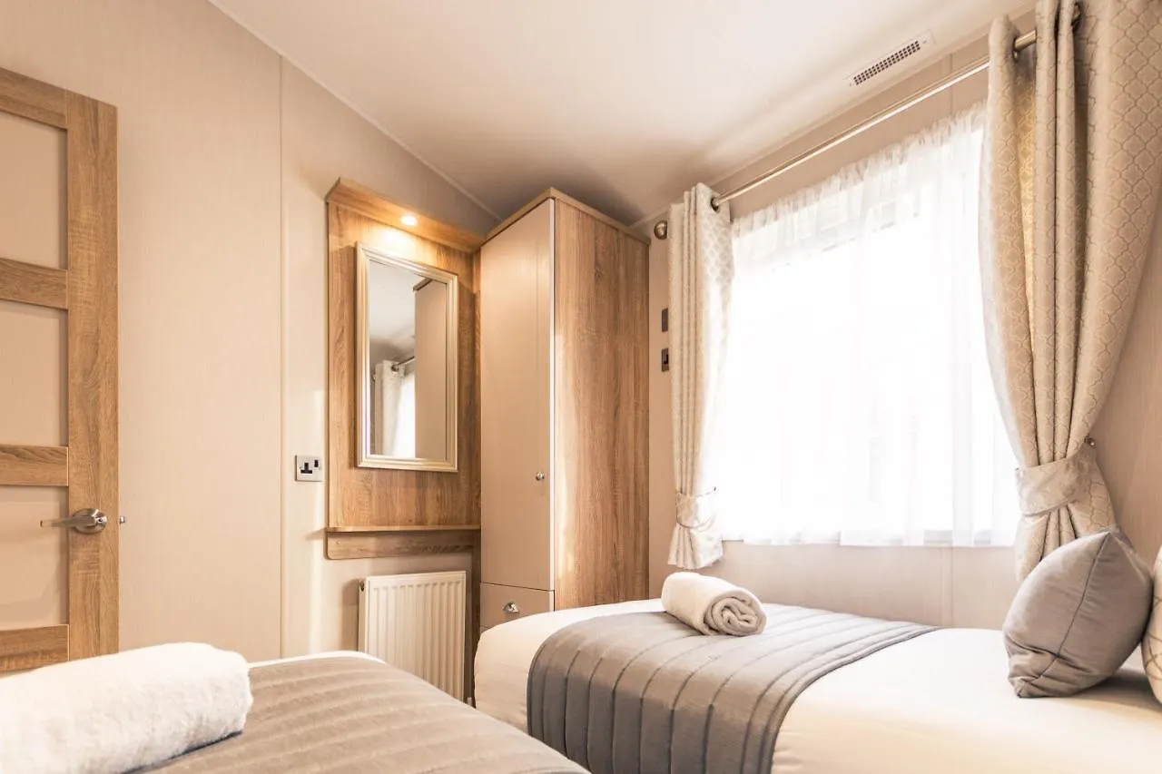 Lakeside Retreat Lodge With Hot Tub Pocklington