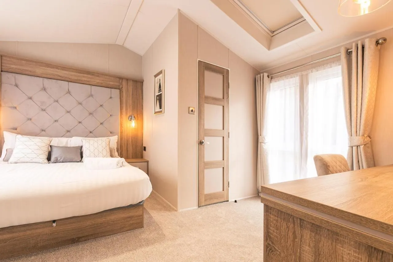 Lakeside Retreat Lodge With Hot Tub Pocklington