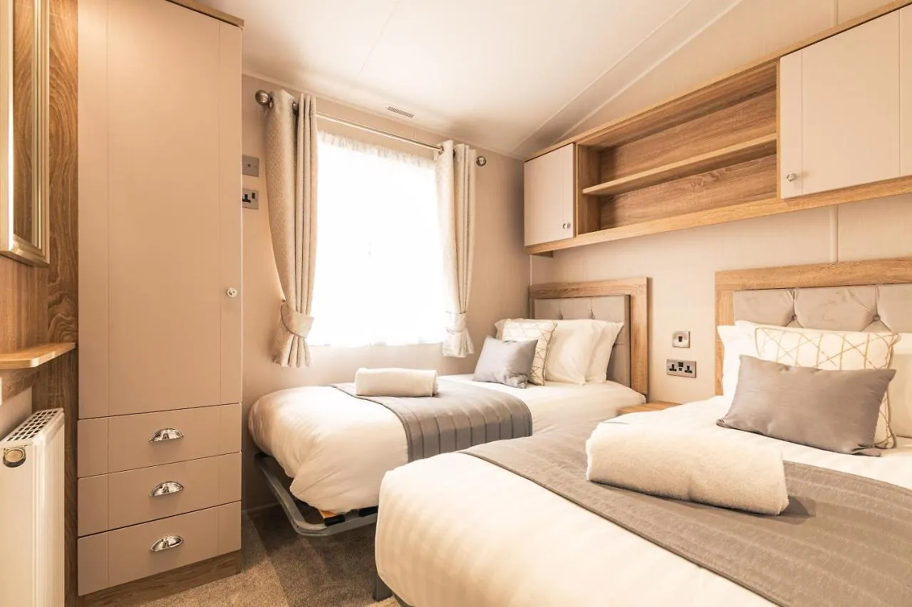 Lakeside Retreat Lodge With Hot Tub Pocklington