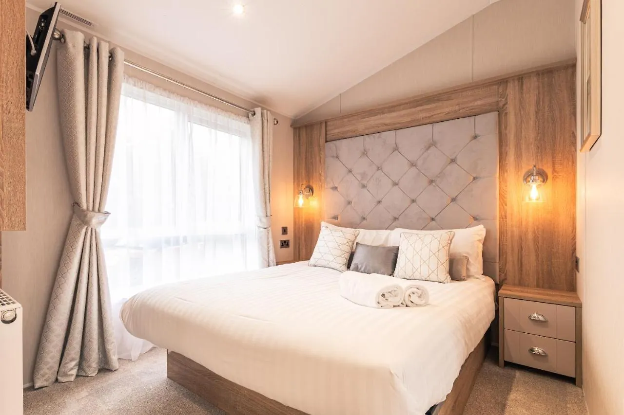 Lakeside Retreat Lodge With Hot Tub Pocklington United Kingdom