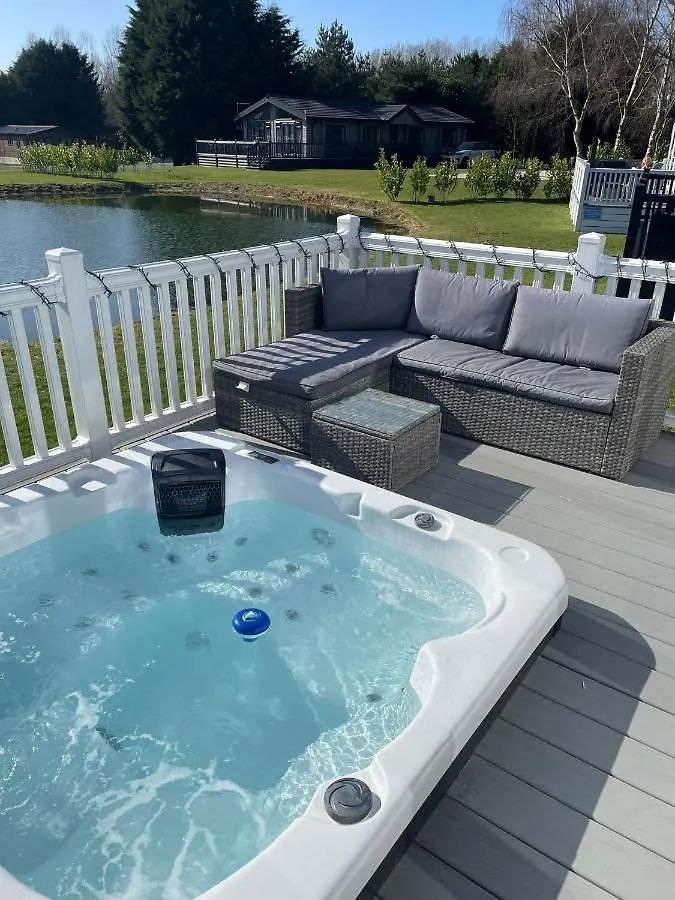 Lakeside Retreat Lodge With Hot Tub Pocklington