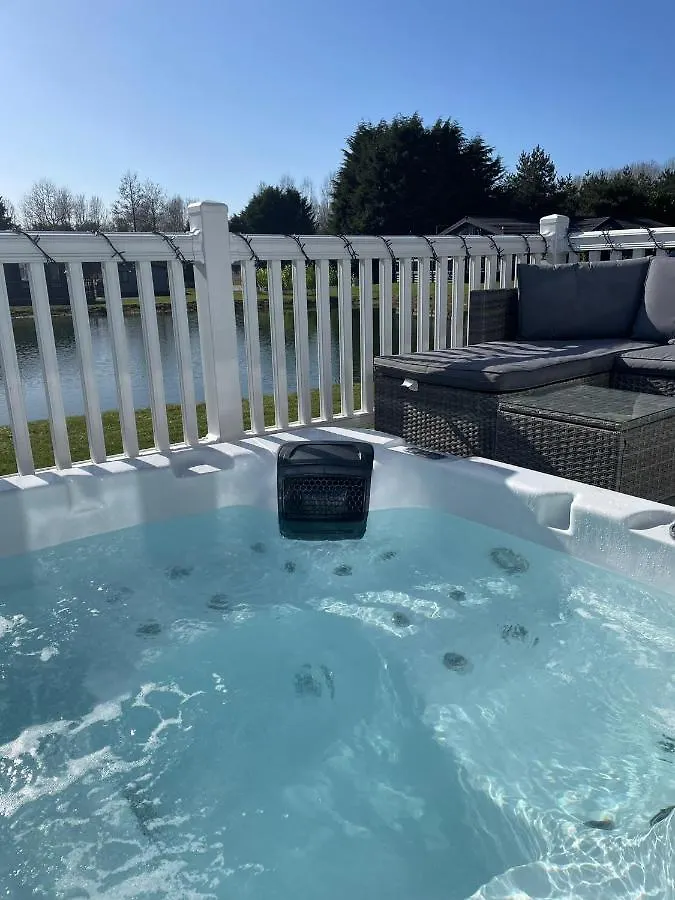 Lakeside Retreat Lodge With Hot Tub Pocklington