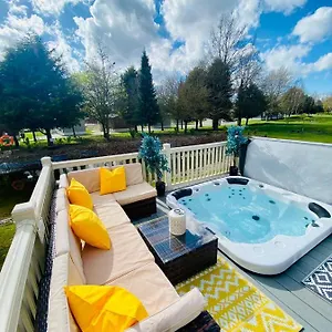 Lodge Lakeshore With Hot Tub, Pocklington